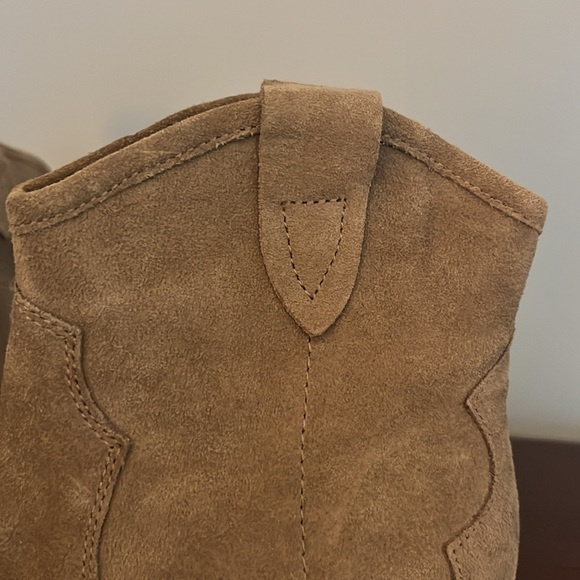 Chelsea & Violet/Dillards
Women's Goldy Tan Suede Ankle Low Heel Boots
Size 7M - Picture 4 of 6